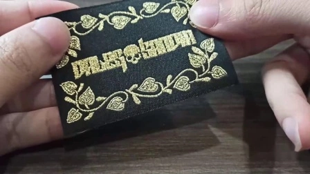 Etiqueta de cuello tejida con hilo dorado de diseño profesional para prendas de vestir